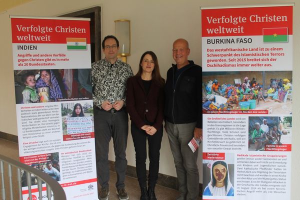 Ausstellungseröffnung: von links Stefan Stein (Kirche in Not), Alexandra Mann (Religionswissenschaftlerin) und Gunter Geiger (Akademiedirektor).